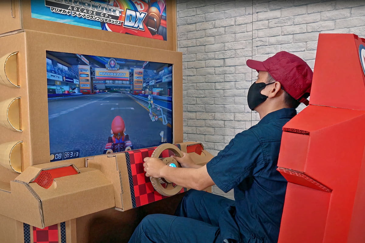 DanCreator builds Mario Kart arcade in cardboard